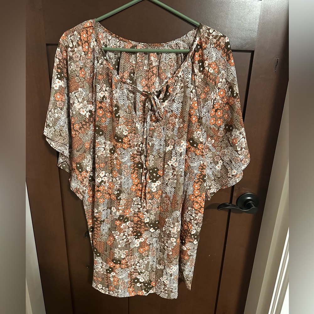 4x floral blouse, best fit for 2x.  NEW